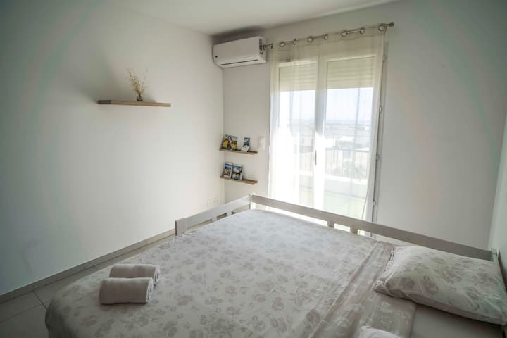 Klimatizirana soba s bračnim krevetom ili krevetom za jednu osobu i pogledom na more i otok Elba