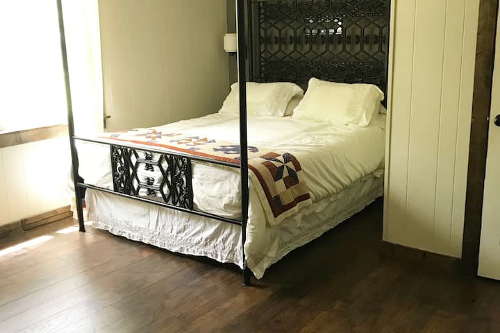 חדר שינה למעלה, 2 מיטות קווין סייז