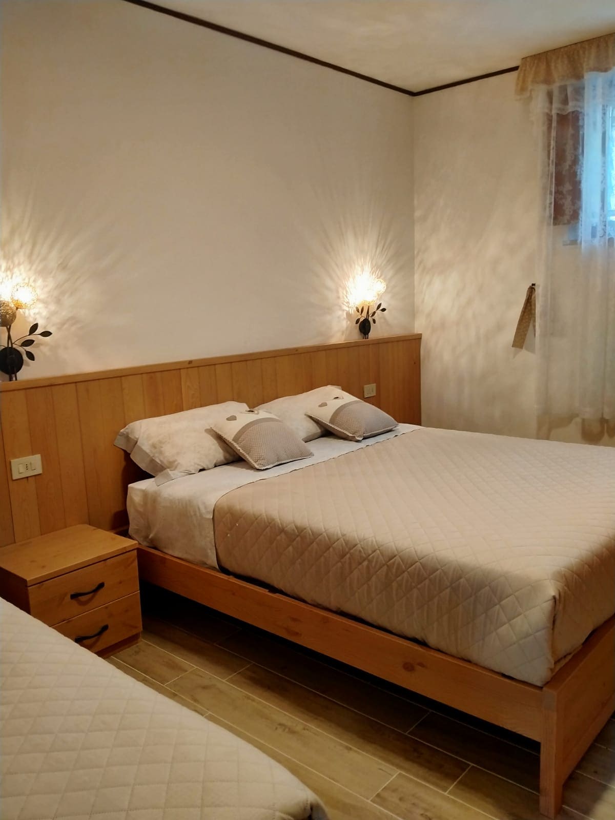 Dhomë treshe: Rinovuar kohët e fundit me mobilie druri, kokë dhe tavolina pranë krevatit 
1 krevat dopio "queen" dhe 1 krevat i ri tek me rrjeta dhe dyshekë me shkumë memorie