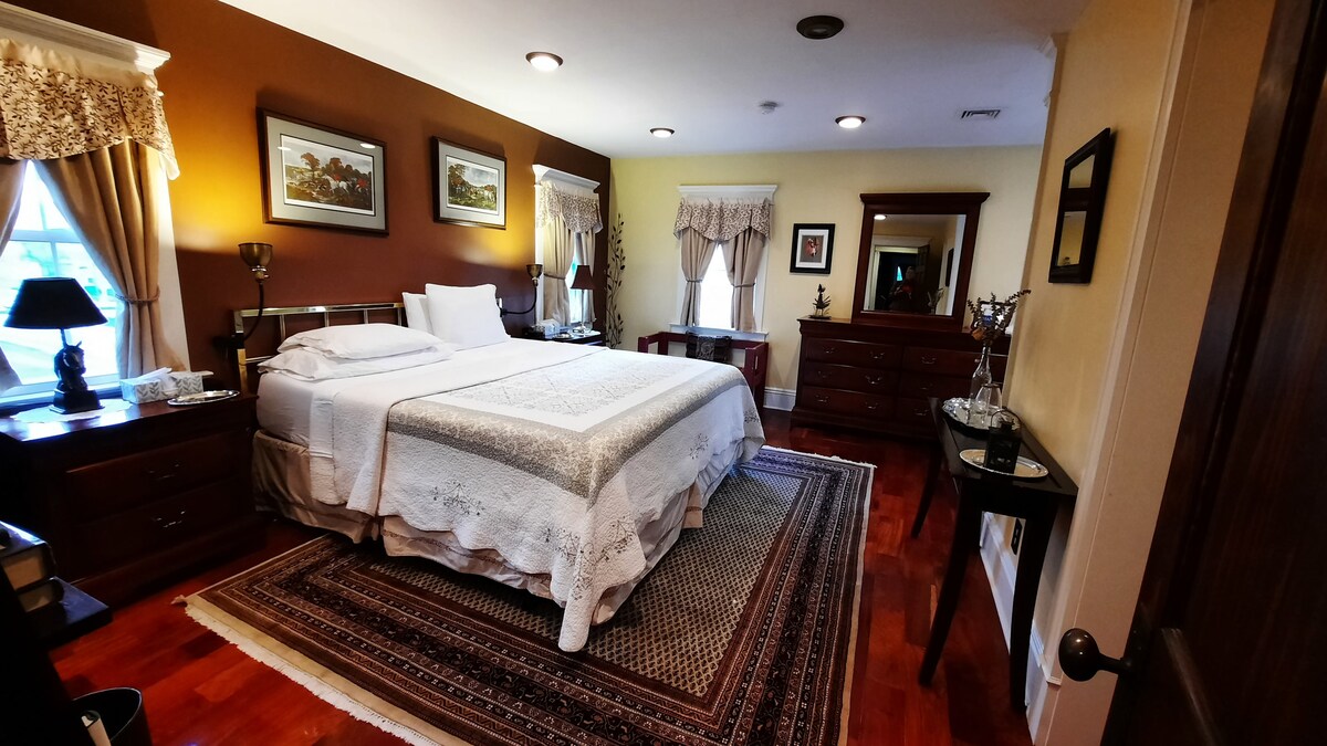 Chumba cha Ivy - chumba kikuu cha kulala na godoro la Tempur-Pedic. Hiki ndicho chumba kikubwa cha kulala kilicho na mapazia meusi na runinga. Ni imara zaidi ya vitanda vitatu. Ina vitanda viwili. Kwa hivyo, chumba kina vitanda 5 kwa jumla.  