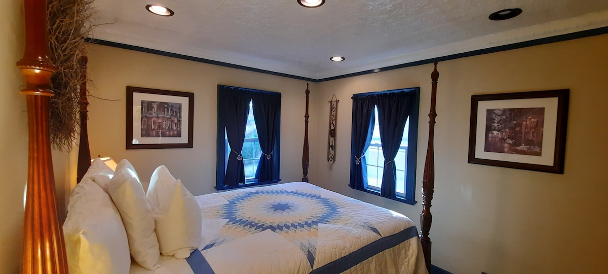 Chumba cha Bluu Chini cha
chumba cha kulala kilicho na kitanda laini zaidi na mapazia ya kuzima. Bafu kamili karibu na chumba cha kulala.