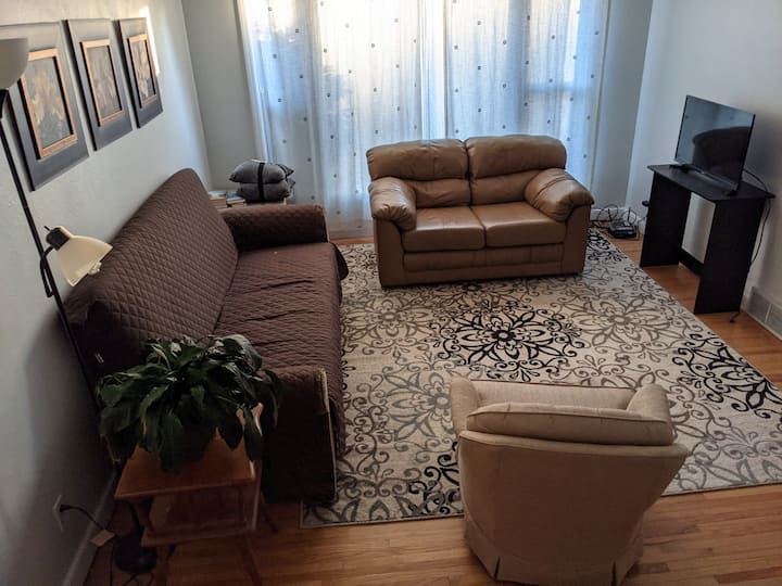 Всекидневна в помещението на горното ниво