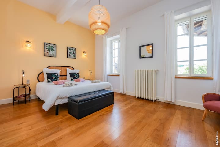 Spavaća soba Alice, cvjetna i svijetla. 
Bračni krevet (180x200).
Ima vlastitu kupaonicu. 