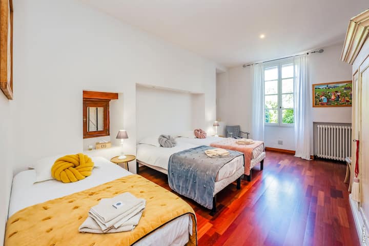 The Ernestine room. Ideal for children, three beds in 90. 
koji se nalazi u prizemlju, igračke su dostupne djeci tijekom vašeg boravka. 
Dva kreveta mogu se grupirati za par na zahtjev. 