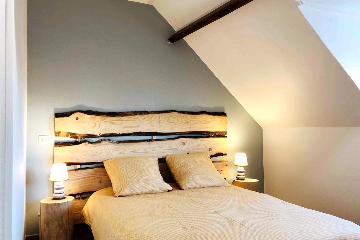 Habitación con cama doble con vistas al puerto