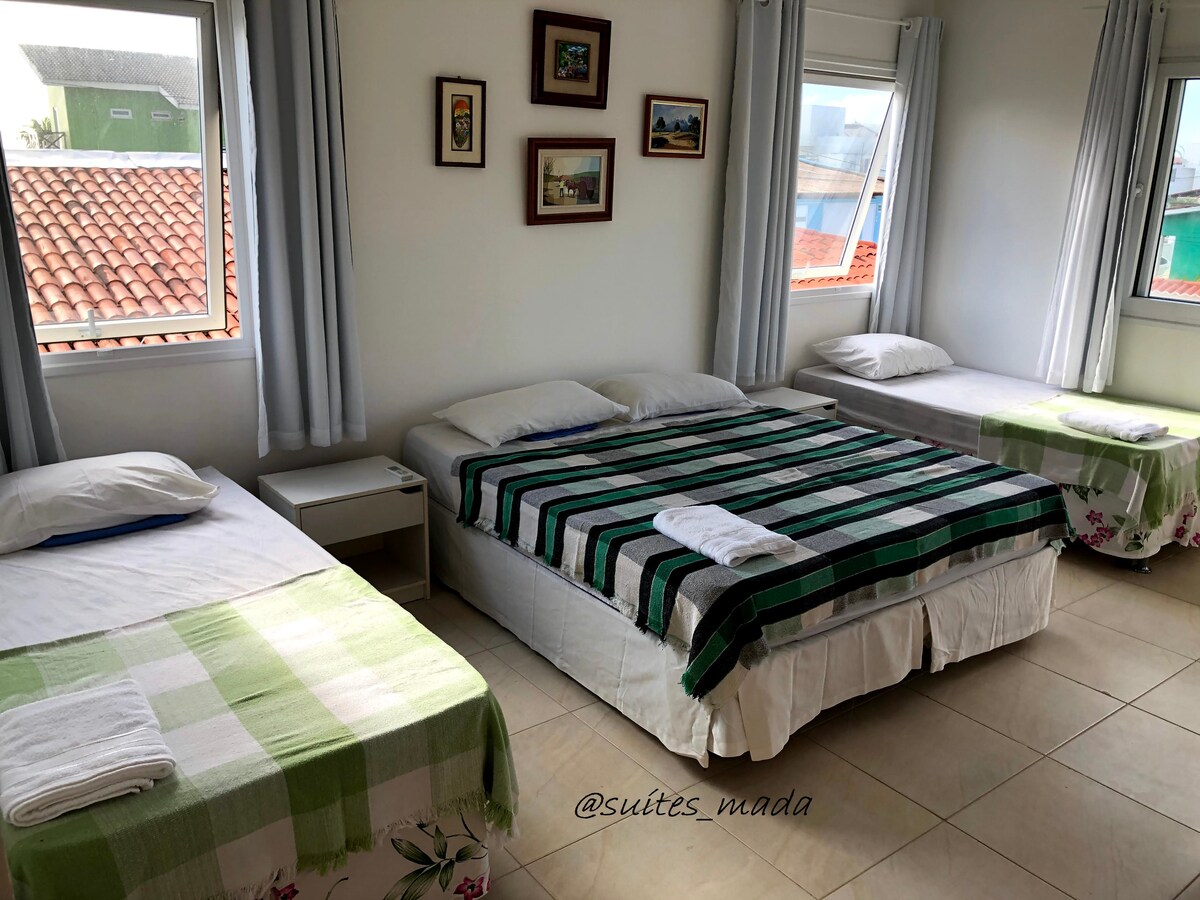 套房（标准双人床+ 3张单人床）