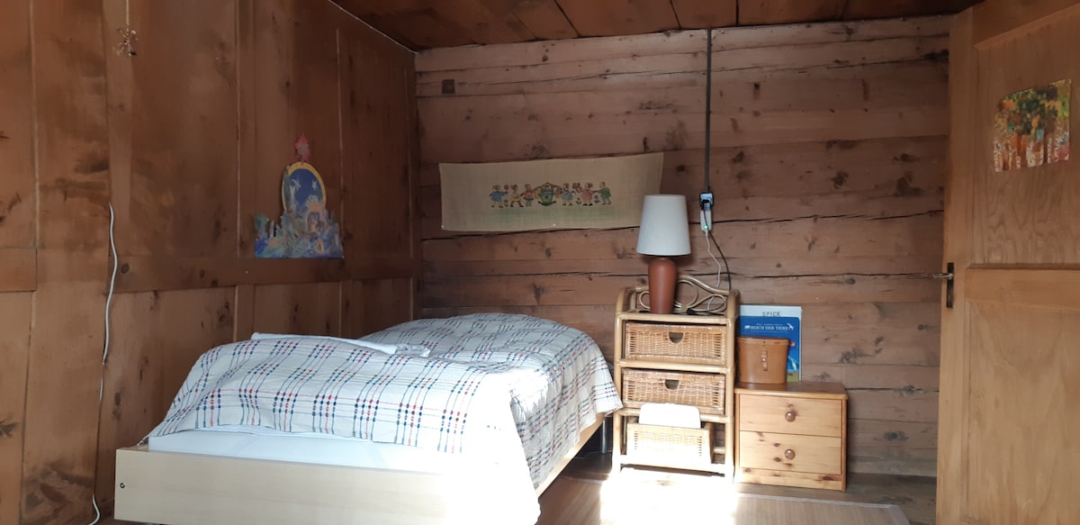 Stübli旁边的单人卧室