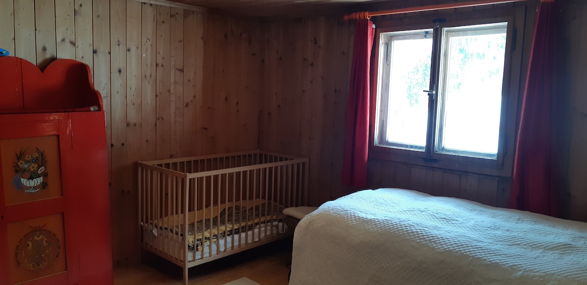 独立房间内有1张床和1张婴儿床