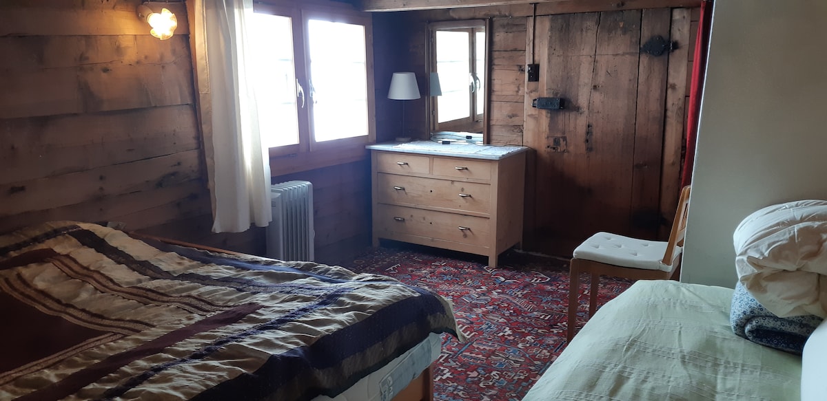 后卧室配有双人床和单人床