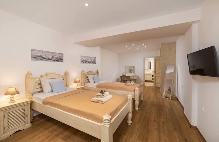 Bedroom #3 in the basement apartment (no view but natural light and windows), 2 single beds (custom made), A/C and en suite very large bathroom. Separate access. Ideally for children or as granny floor.