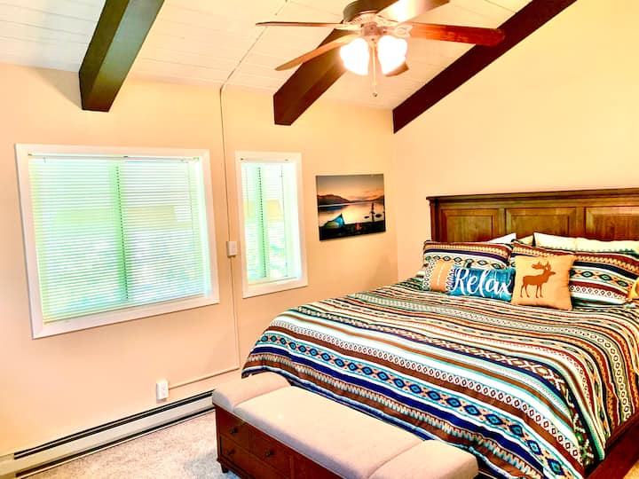 Cama principal tamaño king y banco en la planta superior - verano