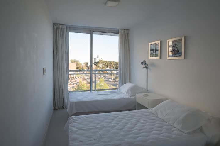 SLAAPKAMER #3. (Makkelijk om te toveren in een paar slaapkamers). 