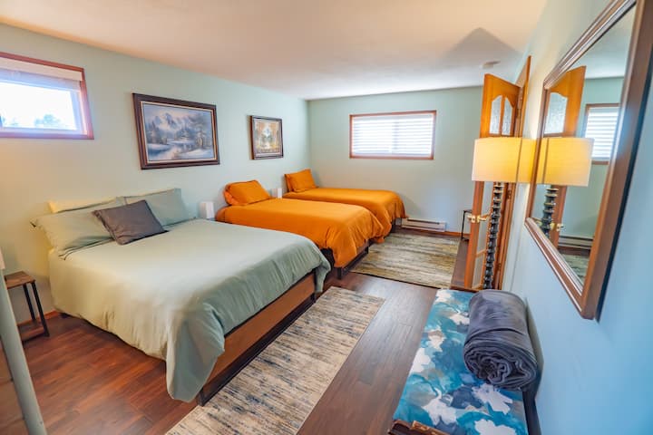 Ზემოთ საძინებელს აქვს 2 ფანჯარა, იატაკის გათბობა, ახლახან განახლებული ავეჯი, 3 საწოლი და აბაზანა-ტუალეტი, რომელიც დაკავშირებულია დასასვენებელ ლოფტის სივრცესთან ხედით