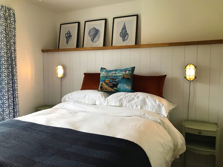 Schlafzimmer 1 mit bequemem Kingsize-Bett.