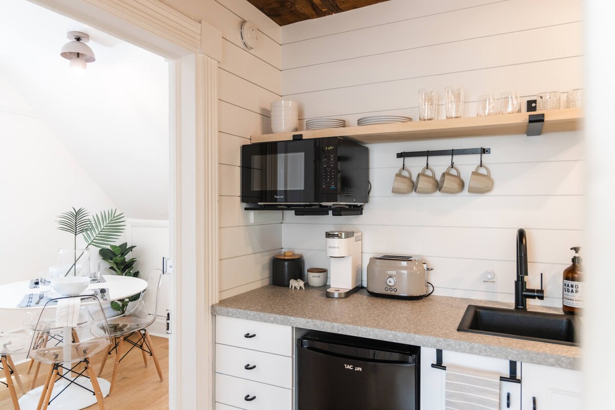 Top Airbnb: Centrally Located, Hip neighborhood, Downtown Apt! in Colorado Springs