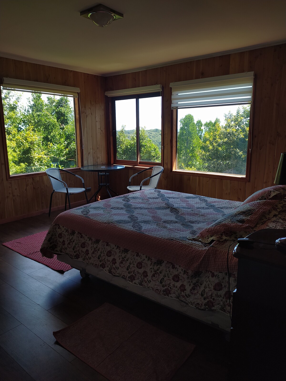 私人空间，您可以写作，享用丰富的葡萄酒，聆听鸟儿的声音和美丽的景色