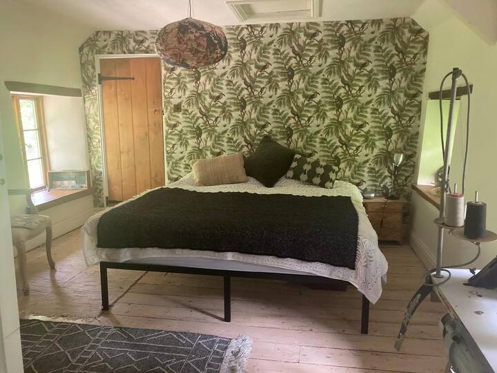 Chambre principale avec lit superbe et papier peint