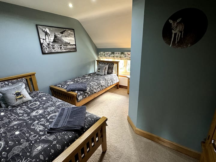 楼上标准双床卧室1号