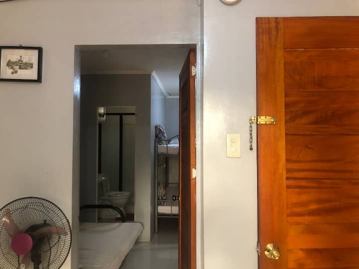 puerta principal con segunda cerradura, también otra puerta en el  dormitorio. 