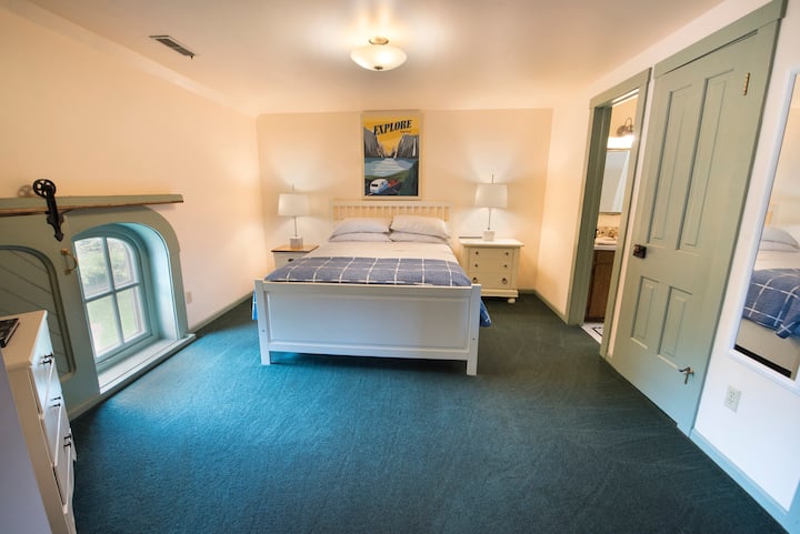 ห้องนอนใหญ่มีเตียงควีนไซส์และที่นอนเมมโมรี่โฟมที่สะดวกสบายมาก!