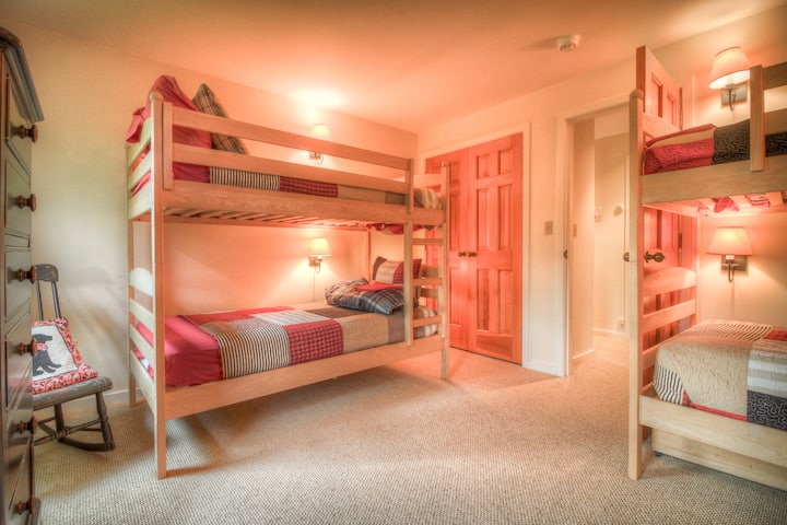 Dormitorio #4. Tres juegos de literas con dos camas individuales por pieza (6 camas individuales en total). Planta baja.