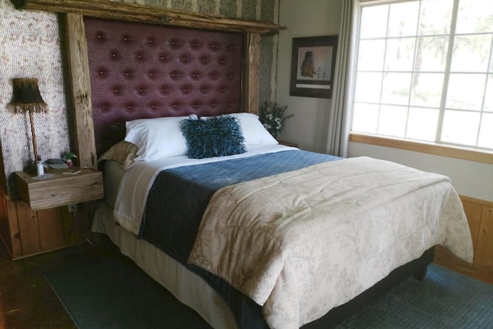 1号卧室配有标准双人床垫定制头板和由翻新木材制成的桌子。舒适的美容休息床垫，配有床罩。 进入卧室时，左侧附带卫生间入口。光线透过SW窗户照射进来。 