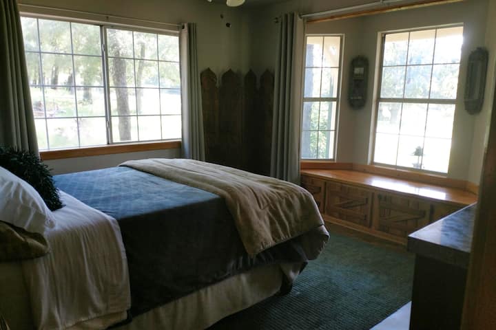 1号卧室面向西南方，俯瞰牧场、笔和火坑。 遮光窗帘可以拉上，以遮挡清晨的阳光。光线透过SW窗户照射进来，夜晚可欣赏日落美景。