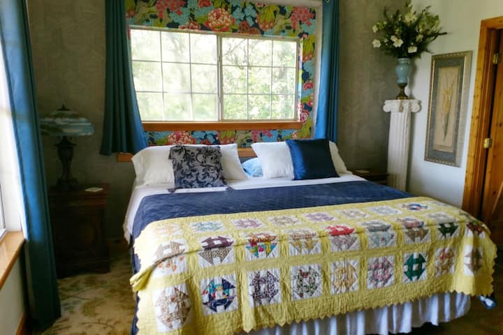 2号卧室配有舒适的享受床垫和床罩。加大双人床可俯瞰北部林区和牧场的美景。门通往独立卫生间。 