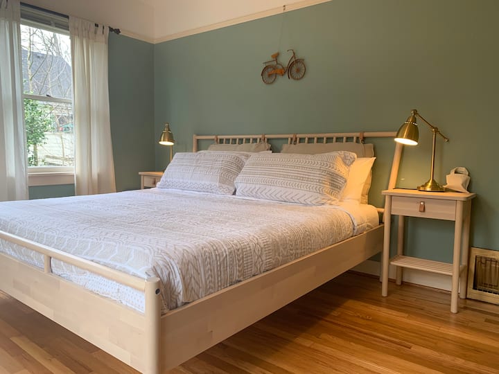 Chumba cha Baiskeli: Chumba aina ya King kilicho na bafu ya kibinafsi na ufikiaji wa ua wa nyuma. Chumba pekee kwenye ghorofa ya 1.