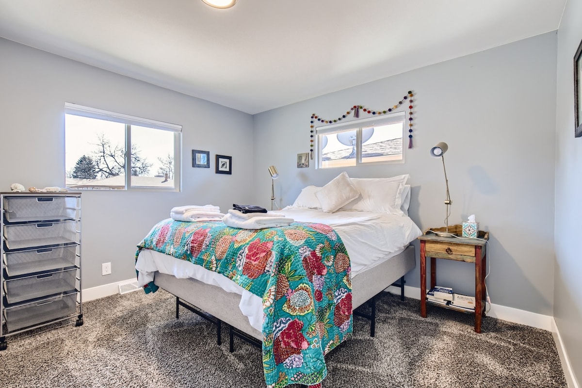 Главен кат, голема спална соба со брачен кревет бр. 1