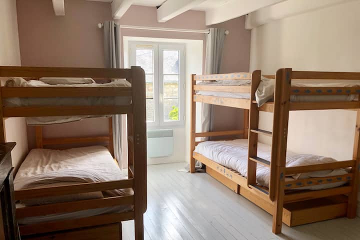 Dhoma e gjumit 2 : 4 krevate 80x190, dollapë të mëdhenj dhe tavolinë pune në dhomën e gjumit