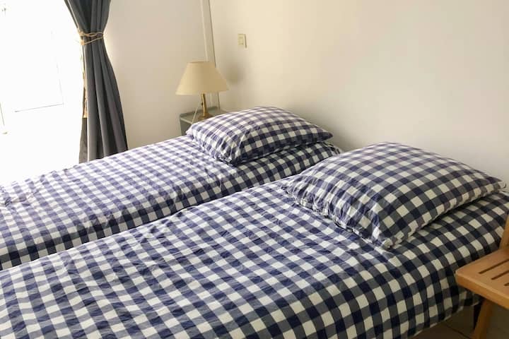 Dhoma e gjumit 3 : 2 krevate tek 80x190, gardërobë në dhomën e gjumit