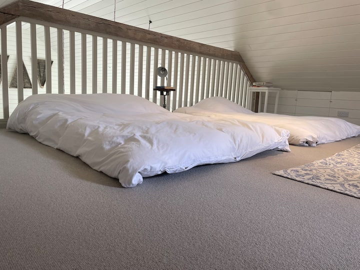 ฟูกคู่บนชั้นลอย 