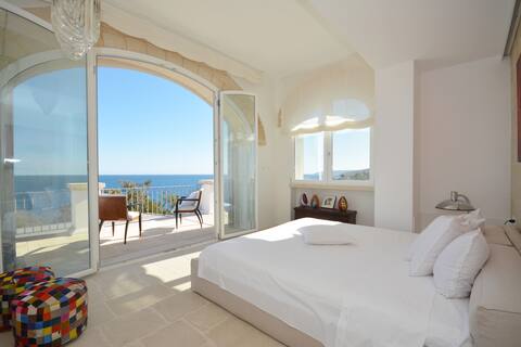 Exclusive villa with access to the sea