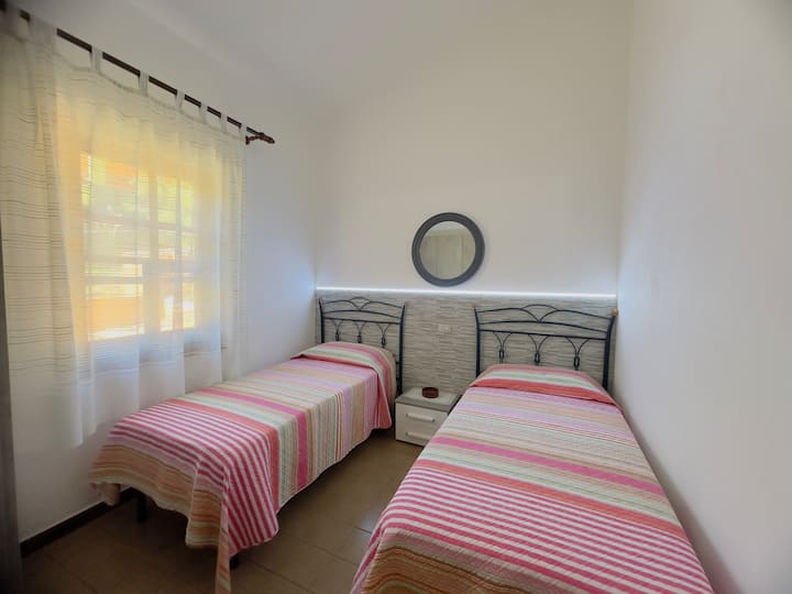 Chumba cha kulala cha tatu kilicho na kitanda cha mtu mmoja mara mbili.