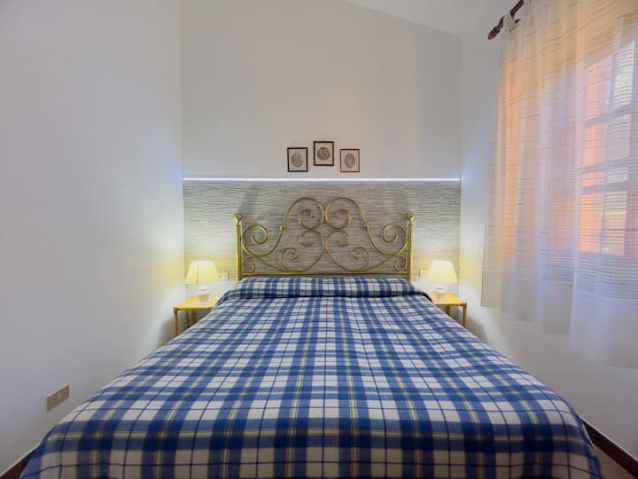 Chumba cha pili cha kulala mara mbili: pia ni angavu sana na kina mapazia ya kuzima (yenye luva).