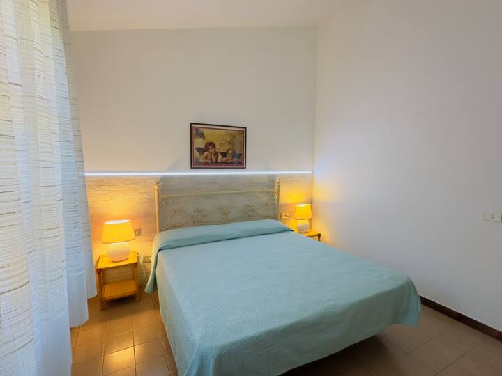 Chumba cha kwanza cha kulala mara mbili: chenye nafasi kubwa na angavu.