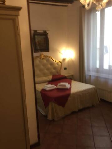 Venetian guesthouse with 8 rooms bath ensuite gallery image 2