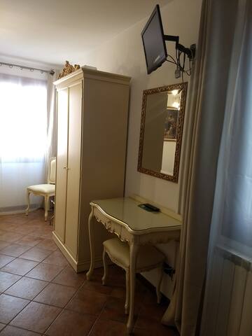 Venetian guesthouse with 8 rooms bath ensuite gallery image 4