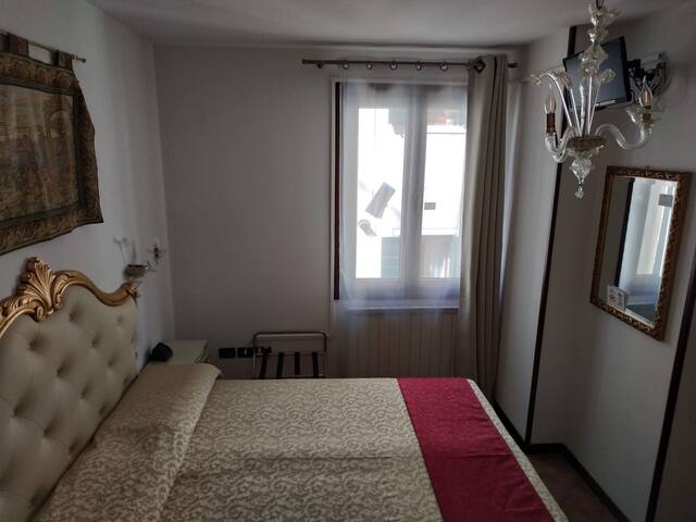 Venetian guesthouse with 8 rooms bath ensuite gallery image 3