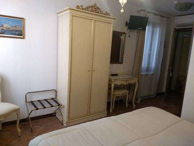 Venetian guesthouse with 8 rooms bath ensuite gallery image 5