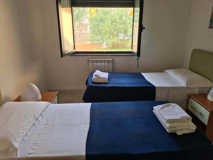 الطابق الأول: غرفة بسريرين