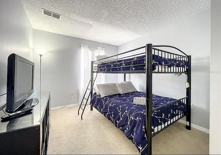 3. spavaća soba s bračnim krevetom na kat i TV-om