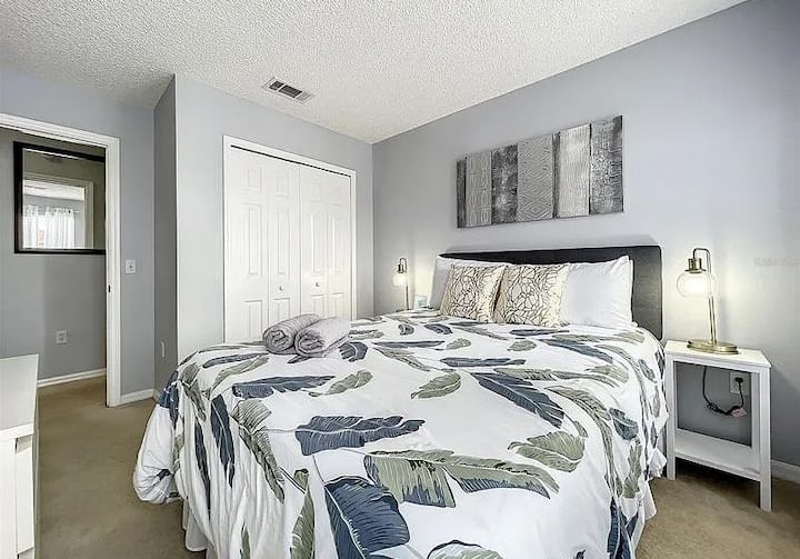 druga spavaća soba s bračnim krevetom i pametnim TV-om