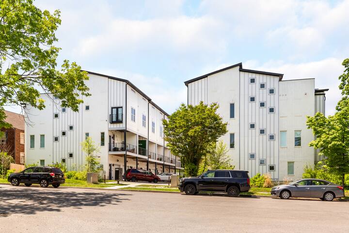 Hillsboro Escape | Rooftop Views | Sleeps 12 gallery image 2