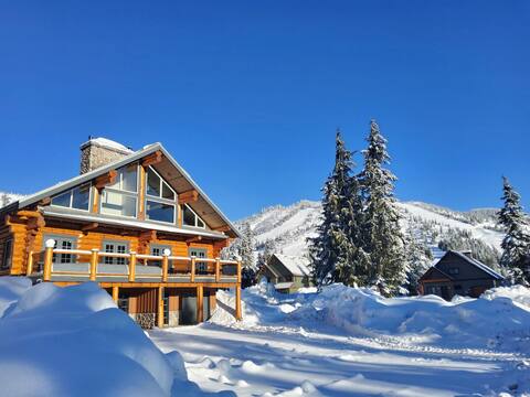 Successful Airbnb property: Bear Behind Lodge: Wi-Fi, Views, BBQ, 3 Full Bthrm in Fraser Valley C