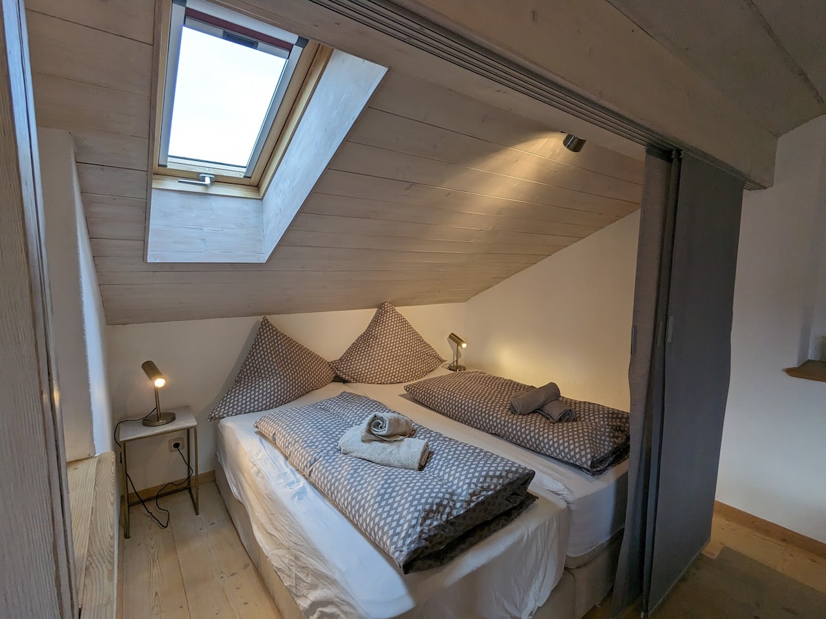 客厅内设有带弹簧床的睡眠区