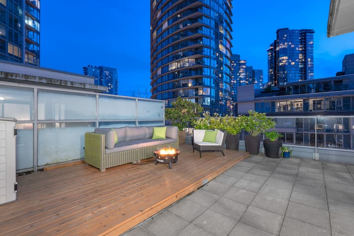 Downtown Penthouse-Loft-Private Rooftop Patio gallery image 2