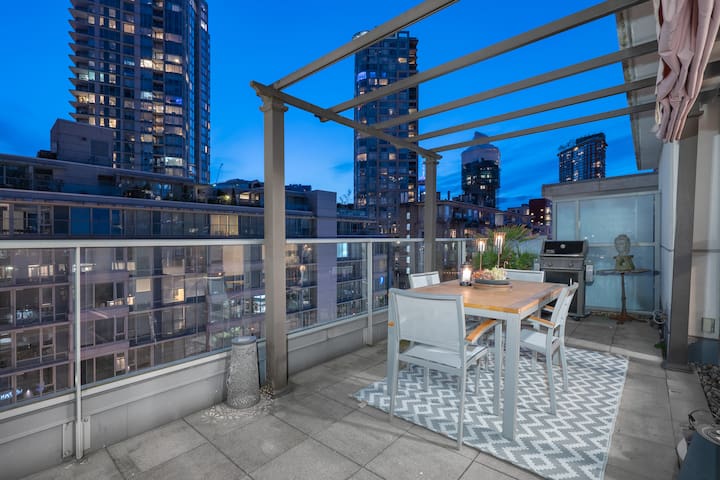 Downtown Penthouse-Loft-Private Rooftop Patio gallery image 3