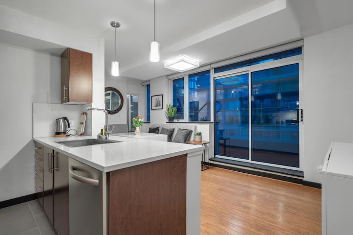 Downtown Penthouse-Loft-Private Rooftop Patio gallery image 4